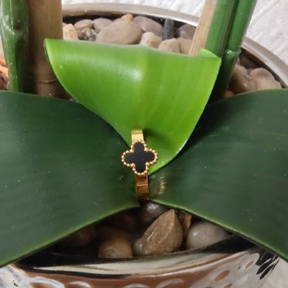 Elegant Gold and Black Clover Ring - Picture 3 of 4